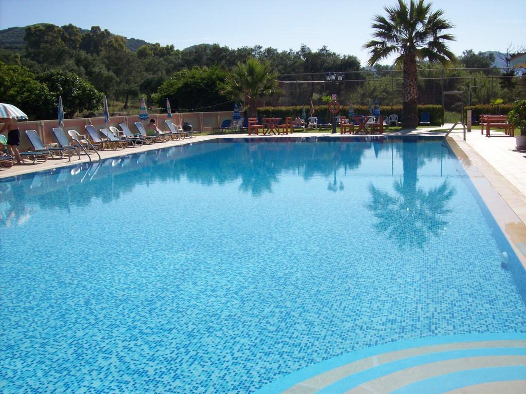Thomas Bay Hotel Agios Stefanos Avliotes  Eksteriør bilde